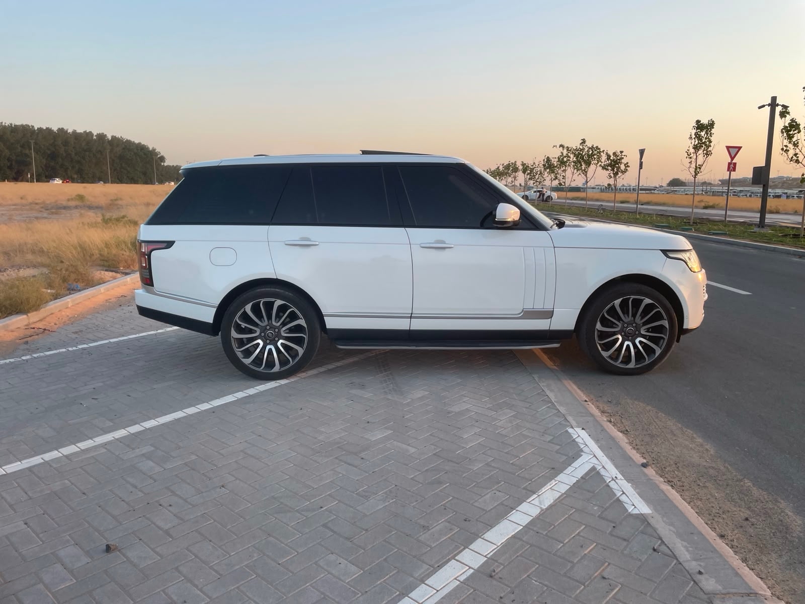 White Land Rover Range Rover Vogue Autobiography V8 2013